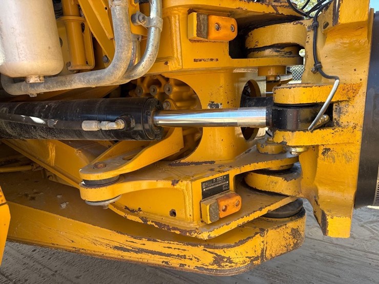 2019-caterpillar-745-image-17