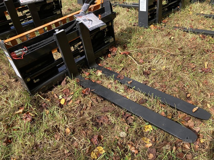 wolverine-pfa-11-3300g-skid-steer-hydraulic-pallet-forks-image-2