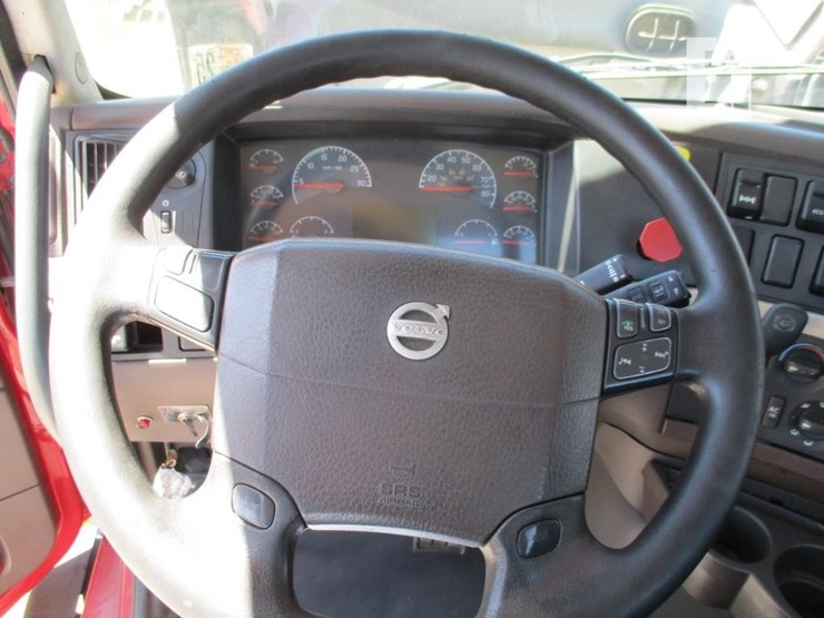 2015-volvo-vnl64300-image-13