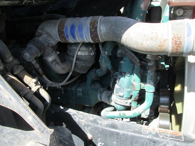2011-volvo-10-image-24