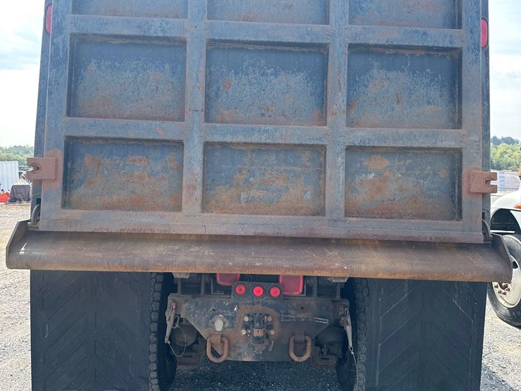 2004-mack-granite-tri-axle-dump-image-8