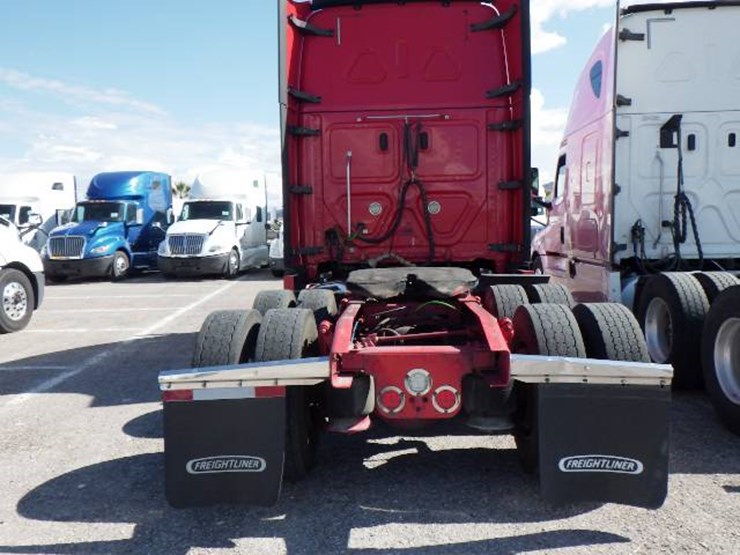 2020-freightliner-cascadia-126-image-9