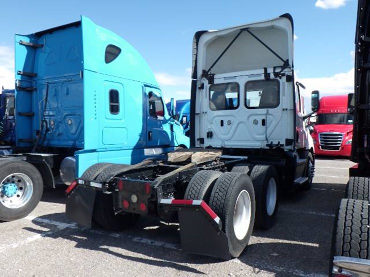 2019-freightliner-cascadia-126-image-5