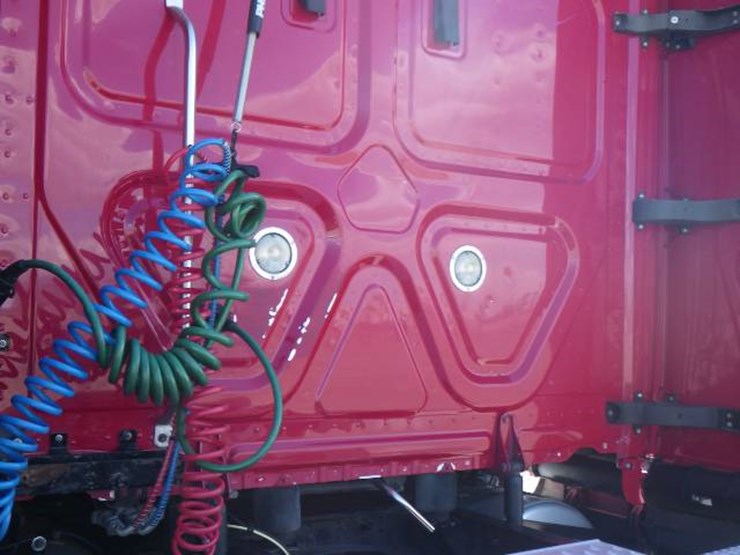 2020-freightliner-cascadia-126-image-10