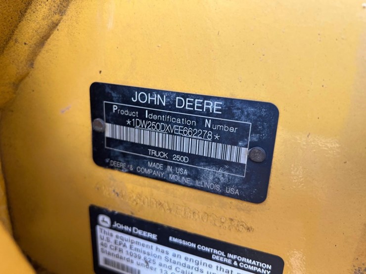 2014-deere-250d-image-15