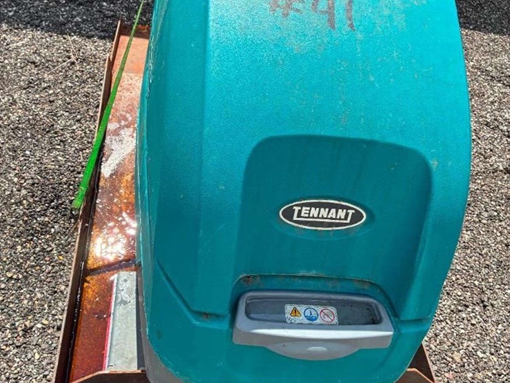 tennant-t500-floor-scrubber-works-28"-image-9