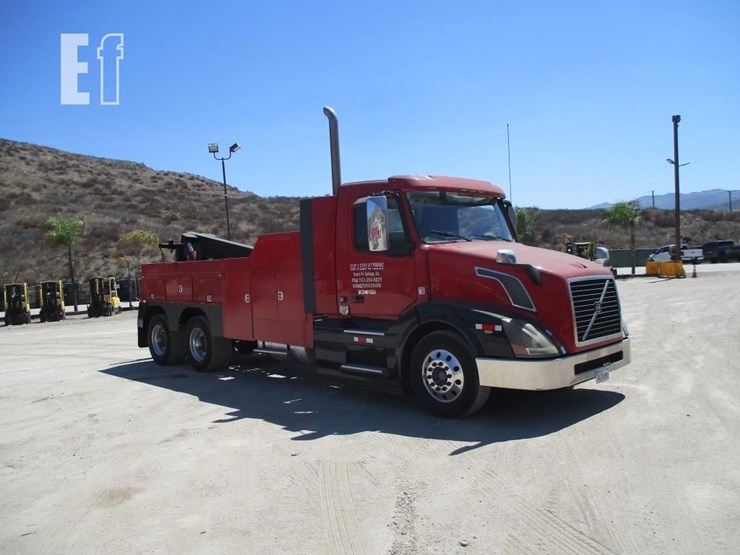 2015-volvo-vnl64300-image-2