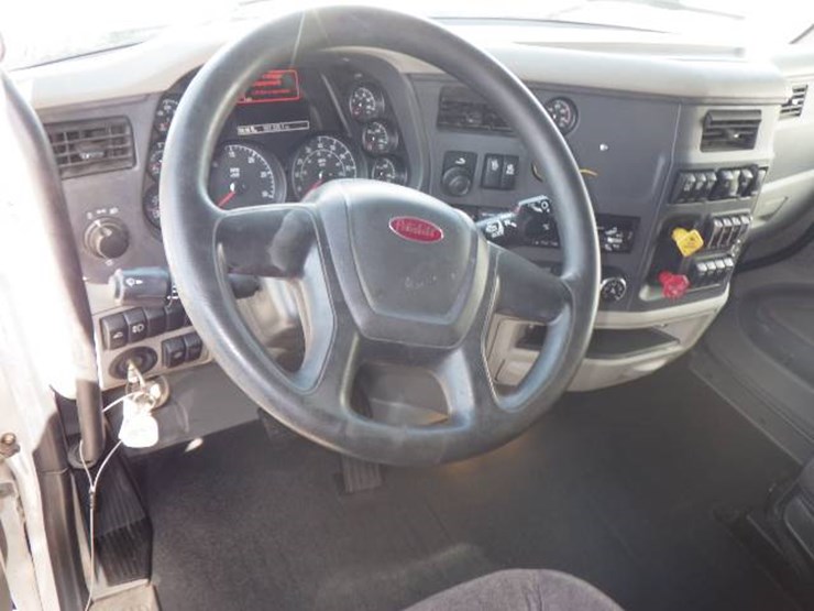 peterbilt-579-image-10