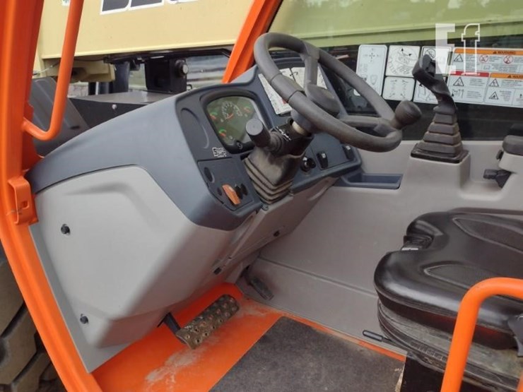 2023-jlg-1055-image-11