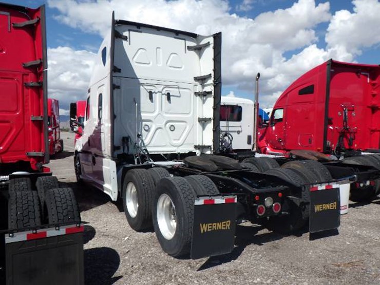 2020-freightliner-cascadia-126-image-7