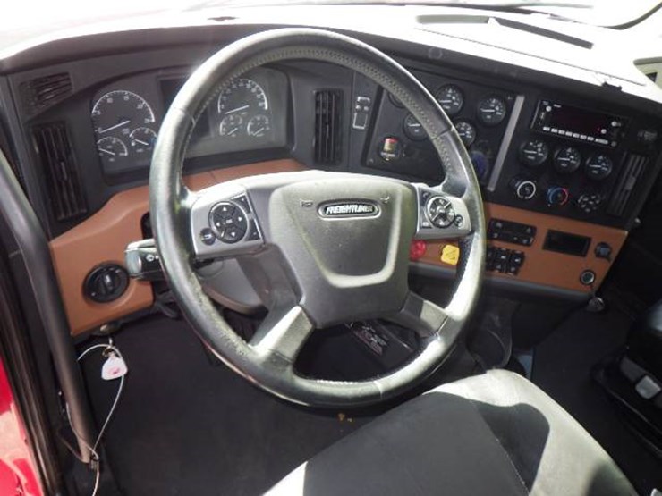 2022-freightliner-cascadia-126-image-11