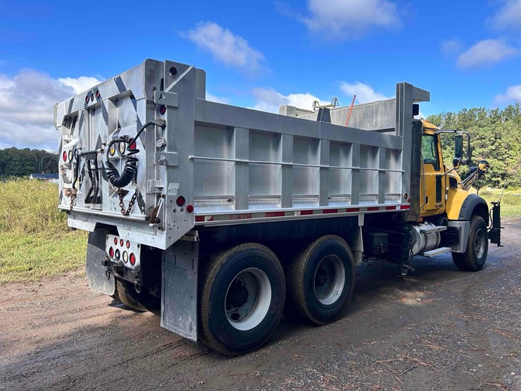 2009-mack-granite-tandem-axle-dump-truck-image-4
