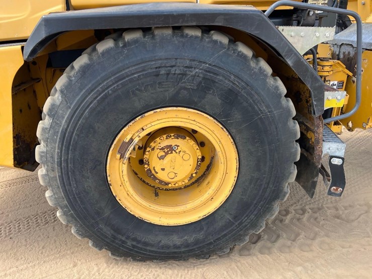 2014-deere-250d-image-10