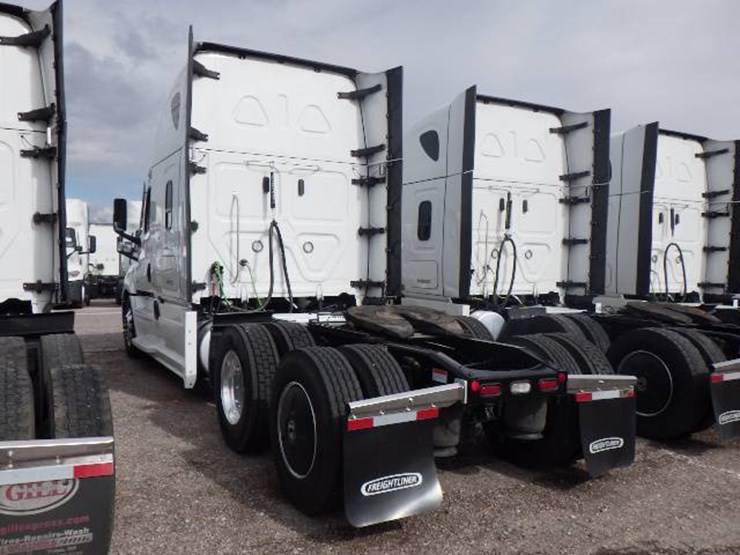 freightliner-cascadia-126-image-8