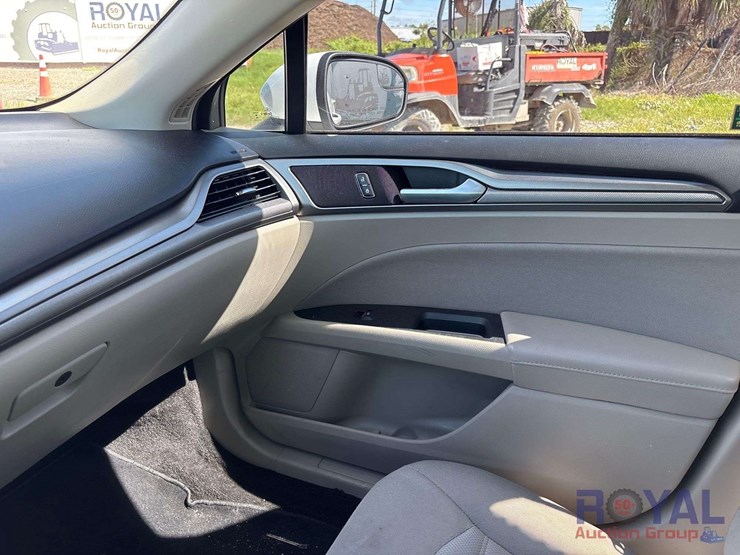 2018-ford-fusion-hybrid-sedan-image-16