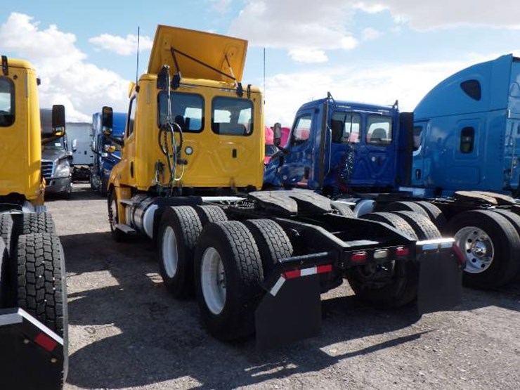 2019-freightliner-cascadia-126-image-9