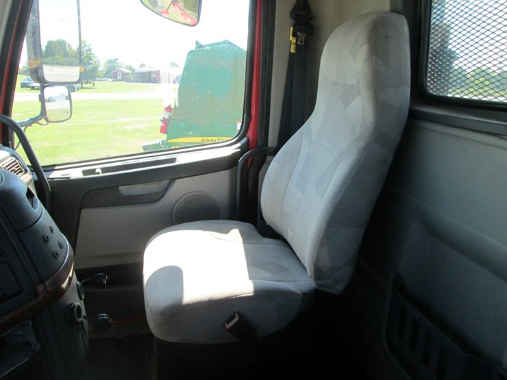 2011-volvo-10-image-36