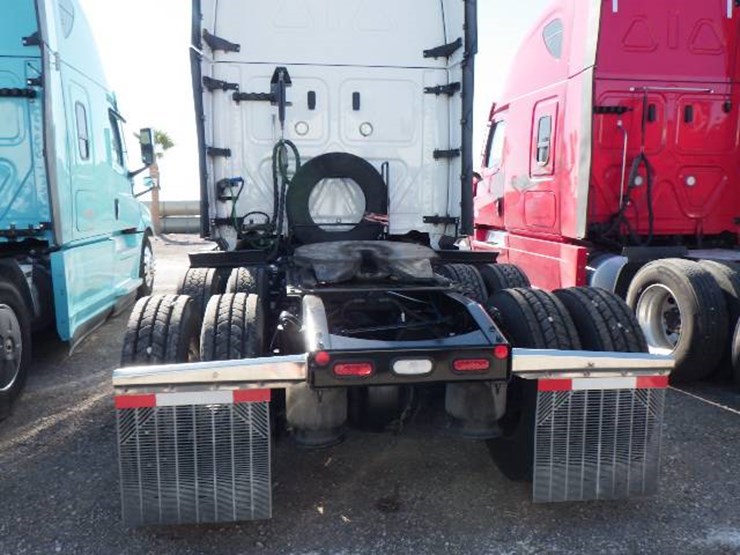 2023-freightliner-cascadia-126-image-9