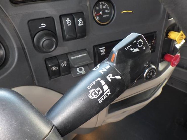 peterbilt-579-image-11