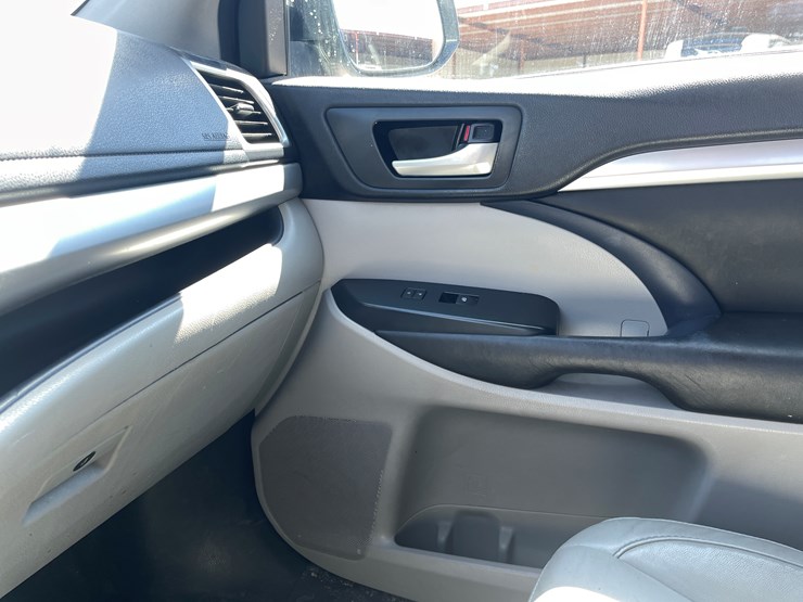 2016-toyota-highlander-image-49