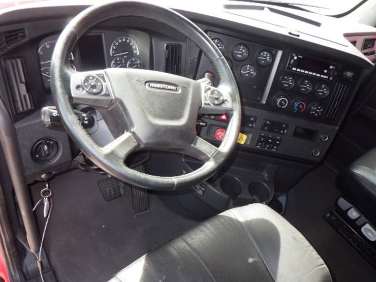 2023-freightliner-cascadia-126-image-10