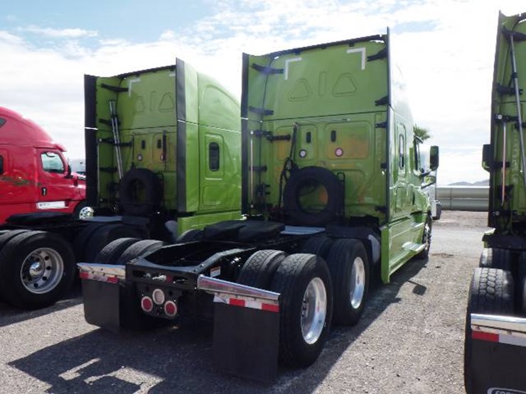 2023-freightliner-cascadia-126-image-10