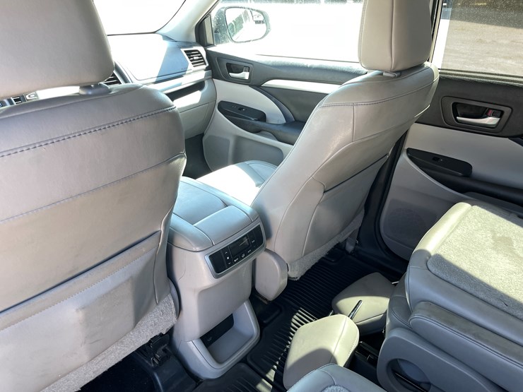 2016-toyota-highlander-image-42