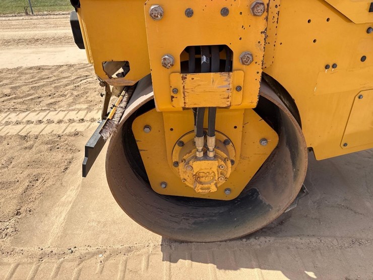 2021-caterpillar-cb2.7-image-10