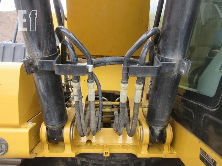 2018-caterpillar-320-image-18