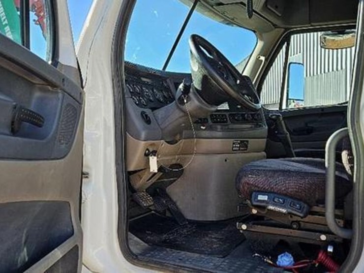 2011-freightliner-dump-truck-image-7