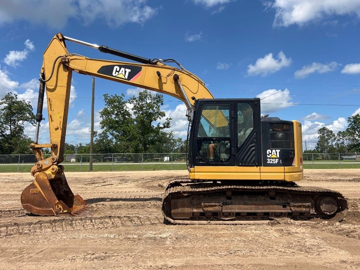 2016-caterpillar-325fl-image-1
