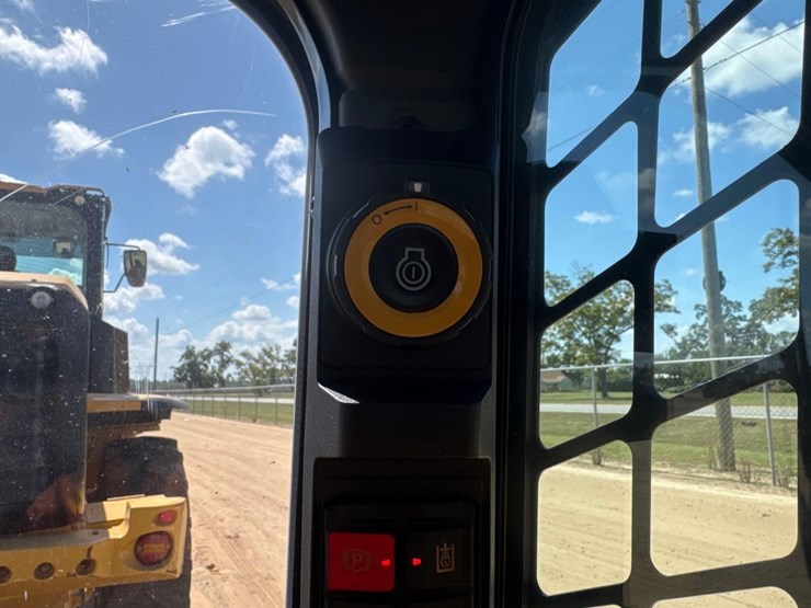 2024-caterpillar-255-skid-steer-image-29