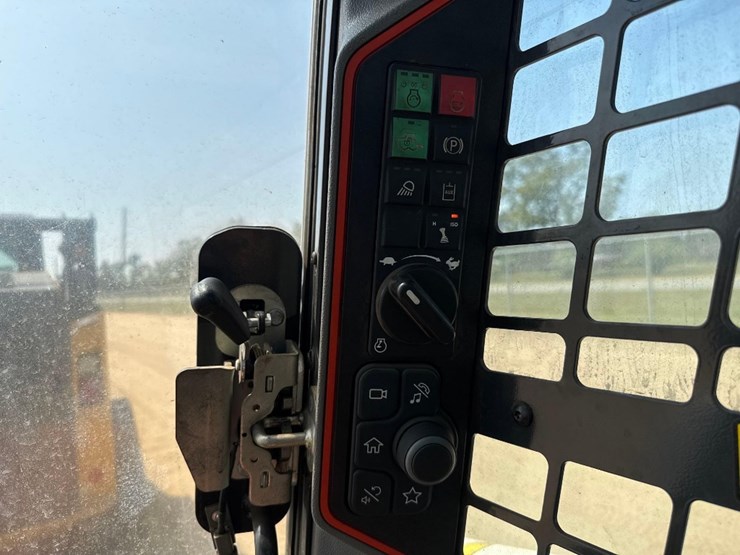 2020-bobcat-t76-image-31