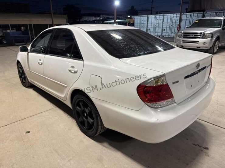 2005-toyota-camry-sdn-image-5