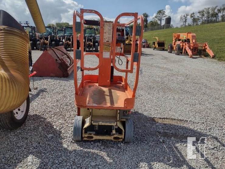 2010-jlg-1230es-image-2