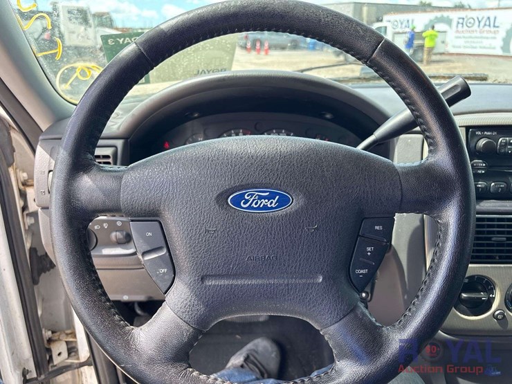 2005-ford-explorer-image-12