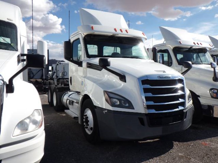 2018-freightliner-cascadia-126-image-2