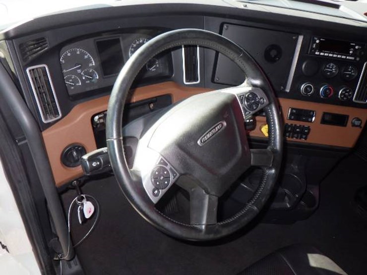 2023-freightliner-cascadia-126-image-12