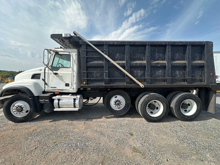 2004-mack-granite-tri-axle-dump-image-4