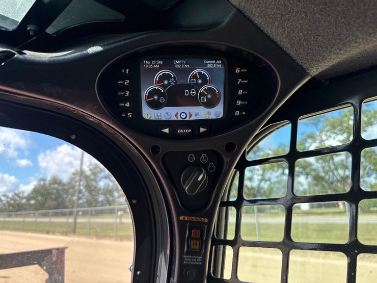 2021-bobcat-t870-image-32