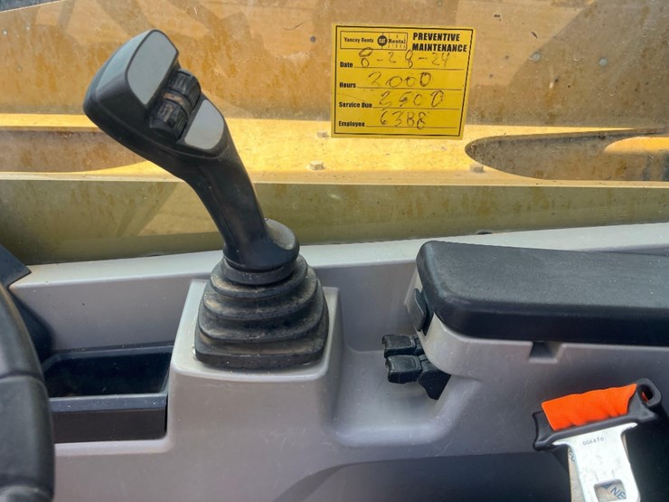 2018-caterpillar-tl1055d-image-29