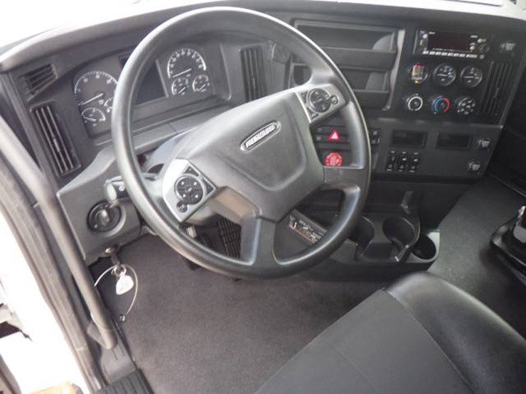 2024-freightliner-cascadia-126-image-9