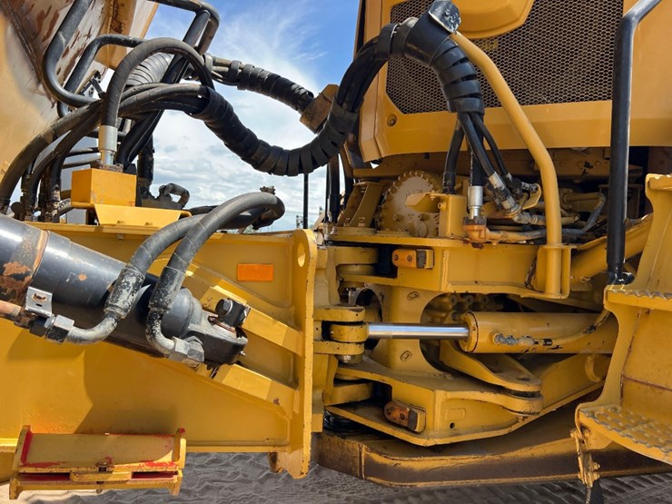 2018-caterpillar-745-image-16