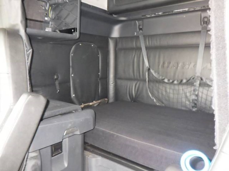 2024-freightliner-cascadia-126-image-12