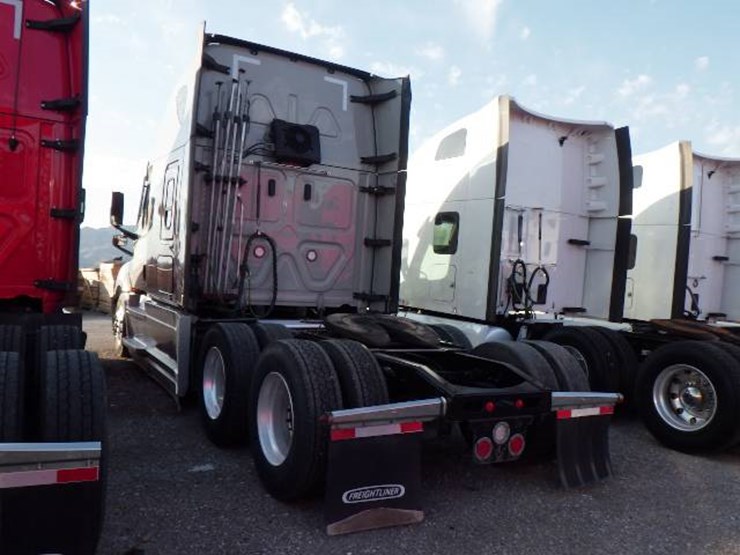 2023-freightliner-cascadia-126-image-8