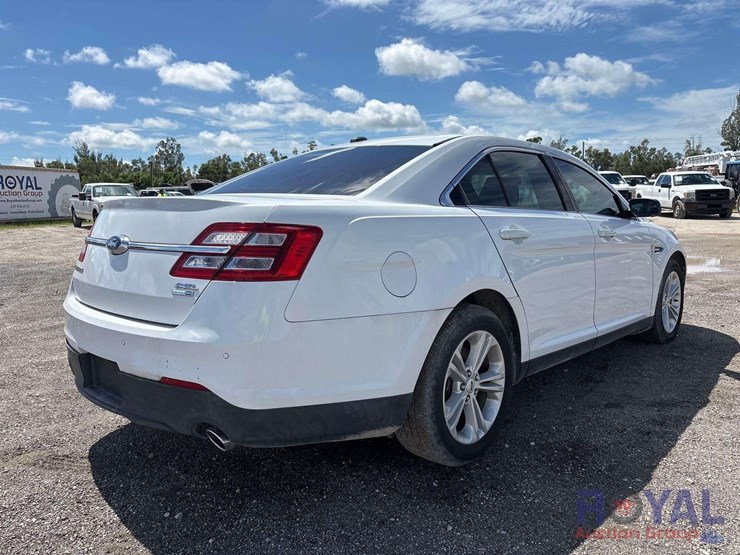 2016-ford-taurus-awd-sedan-image-2