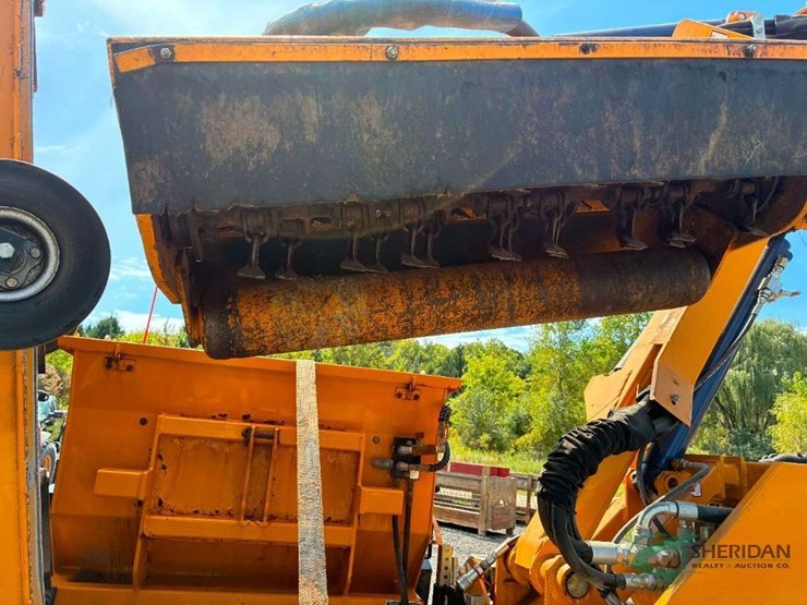 2014-trackless-model-mt6-with-numerous-like-new-attachments-image-6