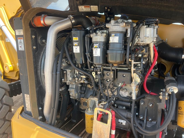 2018-caterpillar-tl1055d-image-21