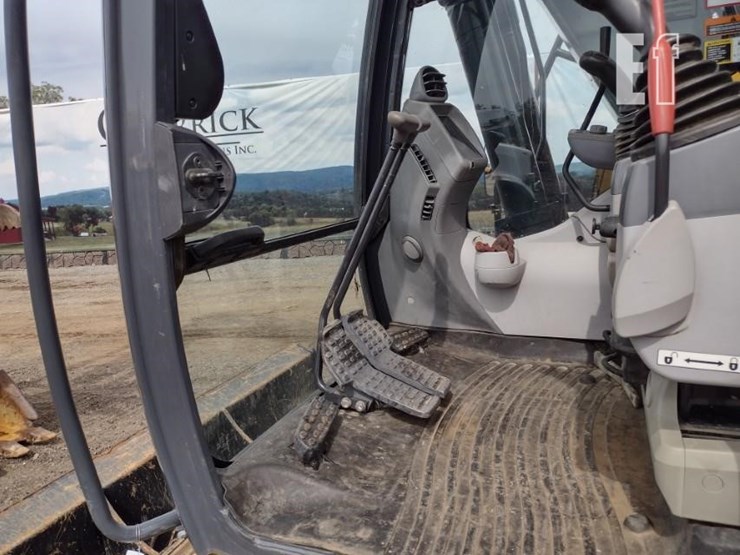 2017-deere-130g-image-11
