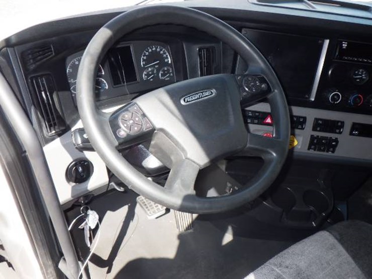 2020-freightliner-cascadia-126-image-8